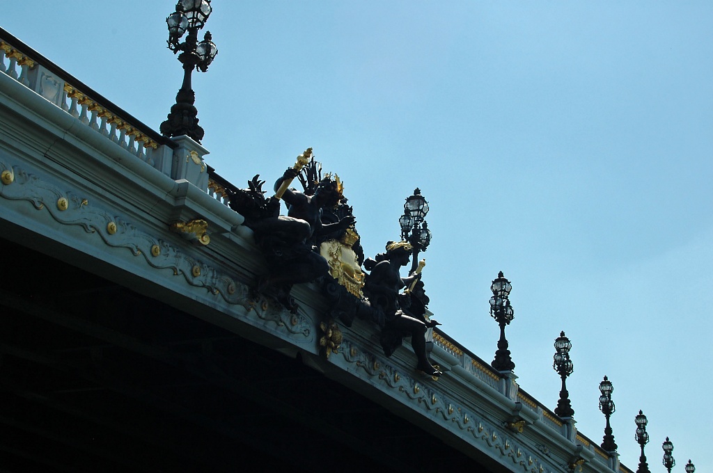 Sous le pont Alexandre III by parisouailleurs