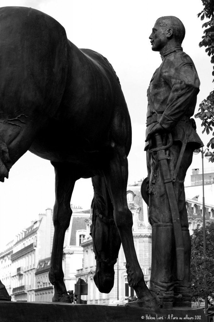 Statue by parisouailleurs