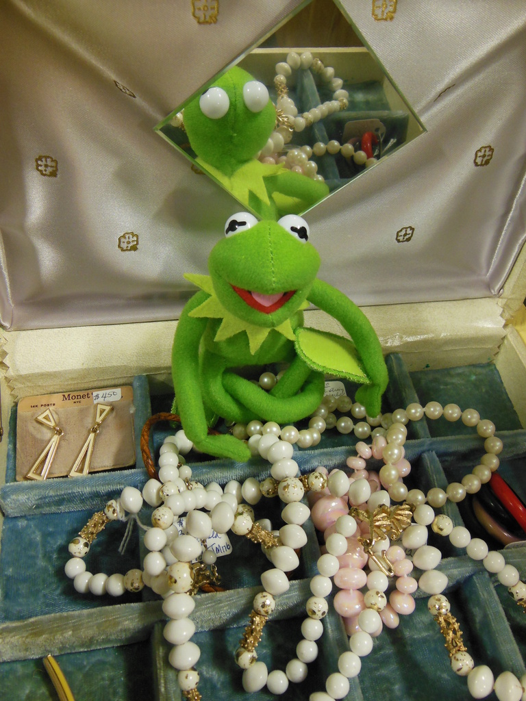 Kermit plays Dress-Up by edorreandresen