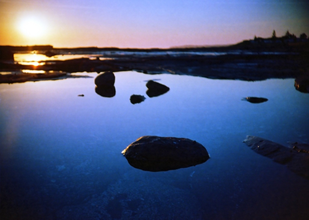 Blue rockpool by peterdegraaff