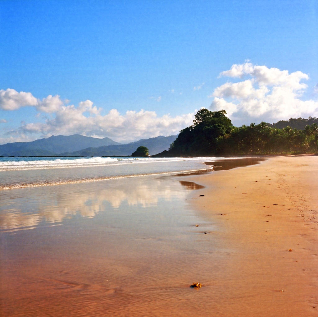 Beach paradise by peterdegraaff