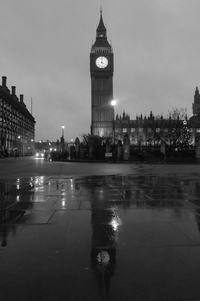 London in the rain by emma1231