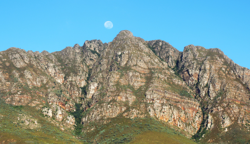 Moon setting over Obiqua Mountains by salza