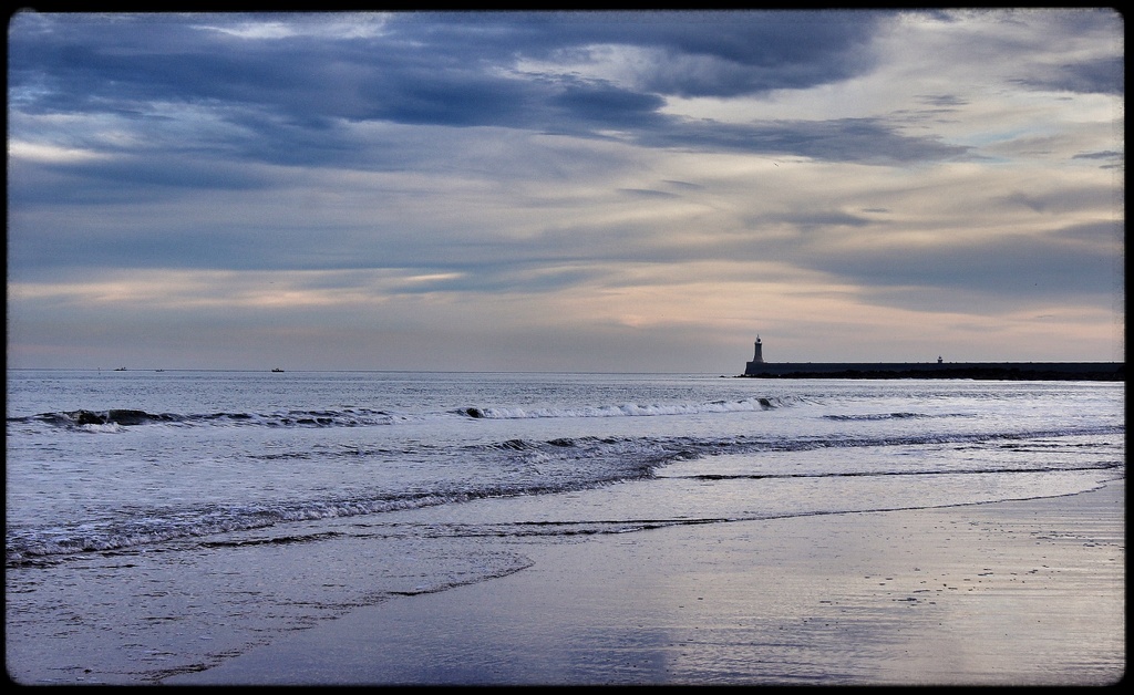 Tynemouth beach by jesperani