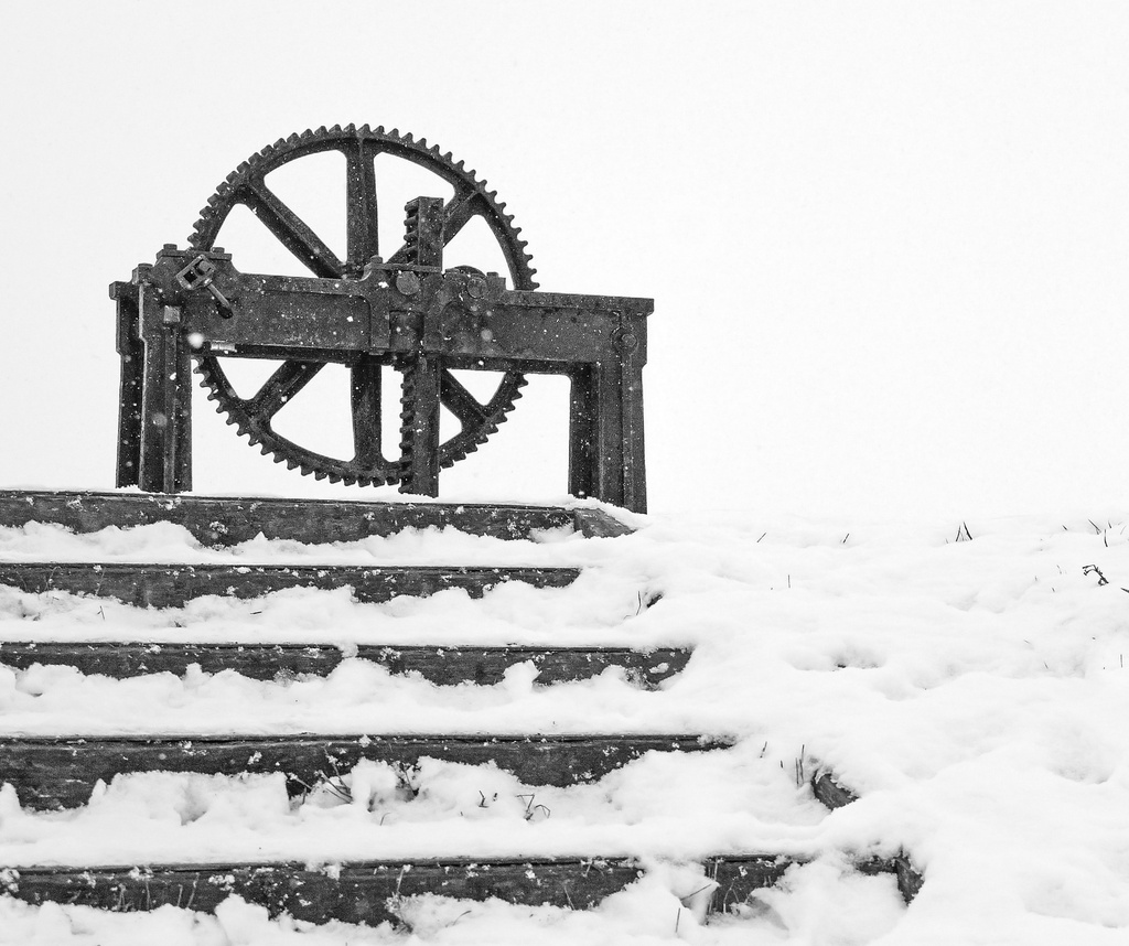 Cogwheel thingy in the snow by dulciknit