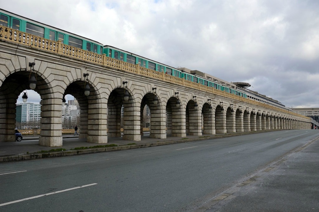 (Bercy) bridge with subway by parisouailleurs