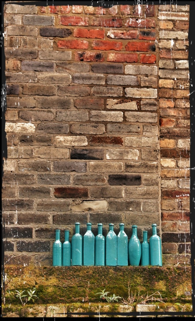 Ten green bottles (sitting on a wall) by jesperani