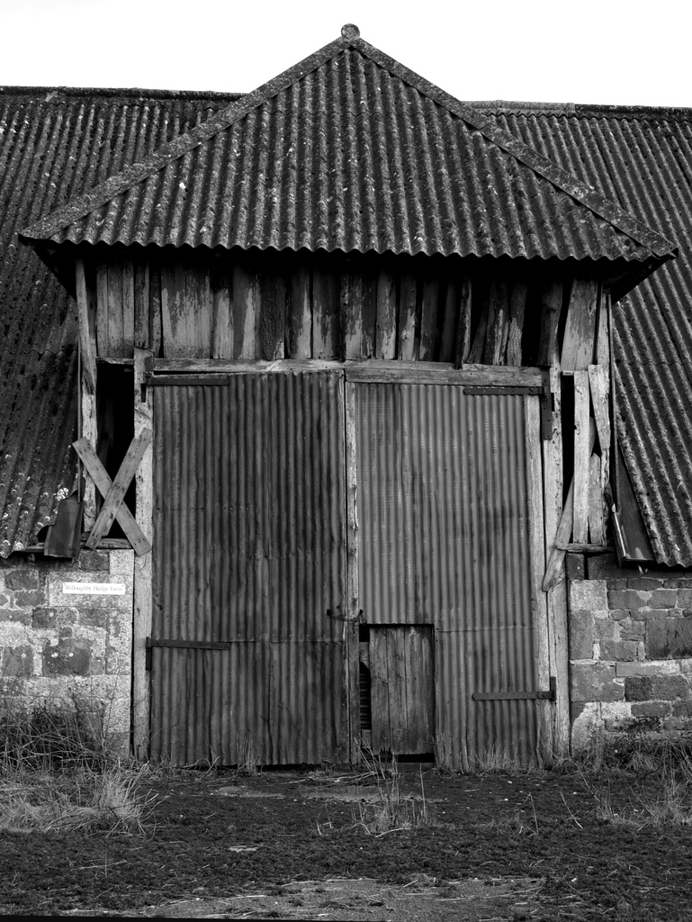 Willoughby Hedge Barn - B&amp;W - 02-3 by barrowlane