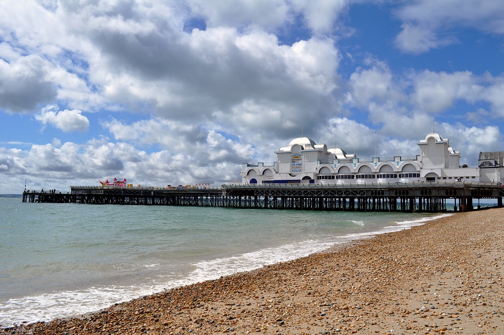 Clarence Pier by andycoleborn