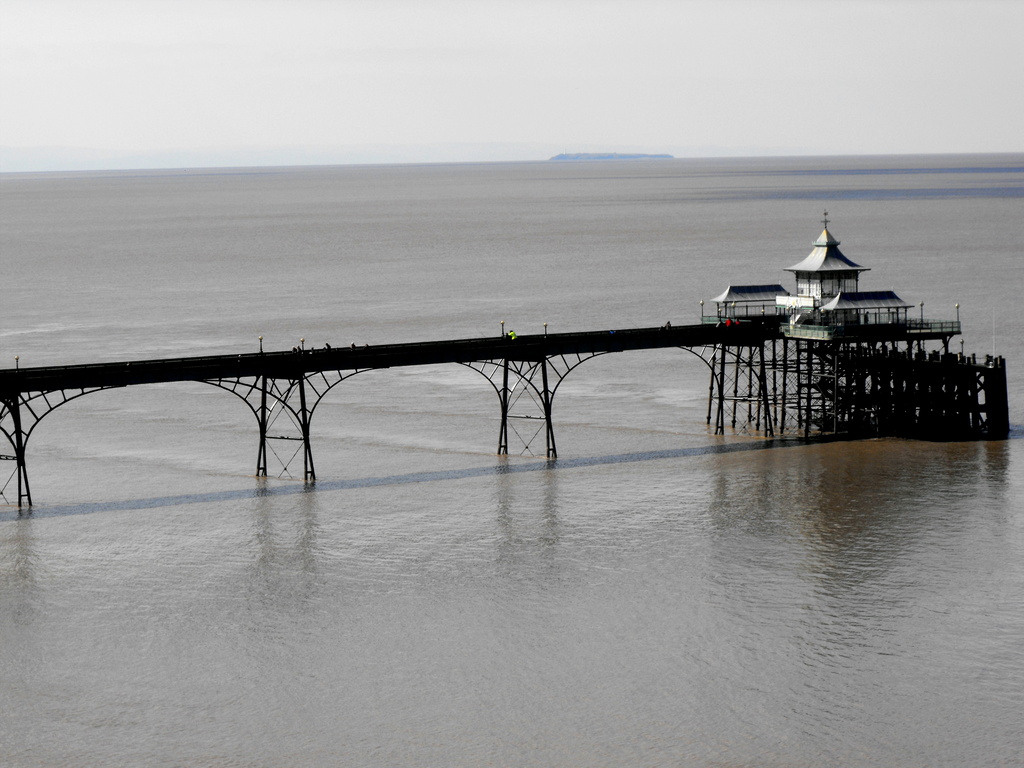 The Victorian pier at Clevedon.... by snowy