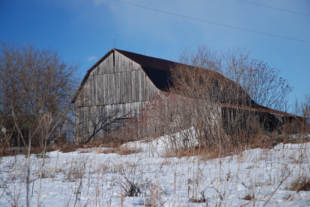 Old Glengarry barn by farmreporter