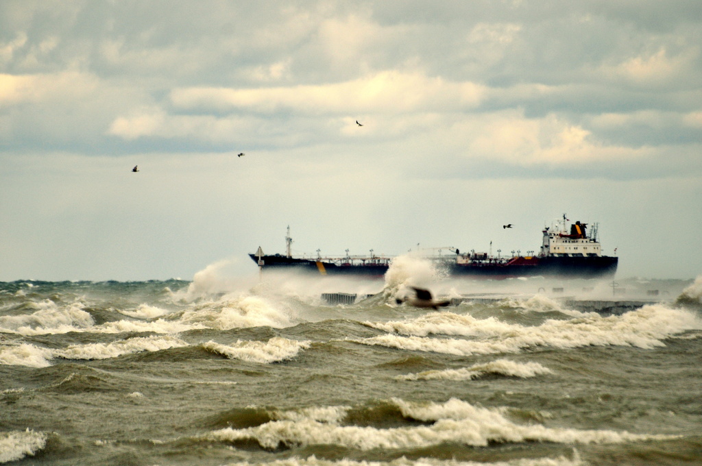 Wild day on Lake Ontario by jayberg