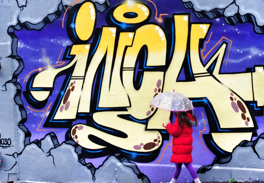 Girl and Graffiti by jesperani