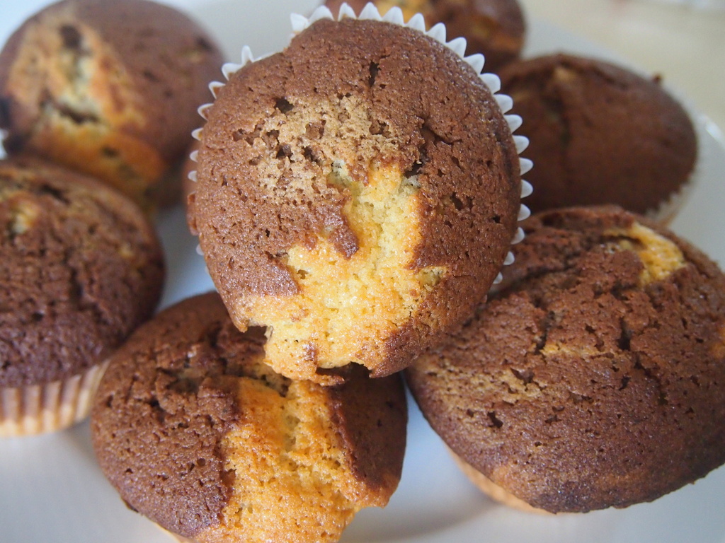 Chocolate & vanilla muffins by bizziebeeme