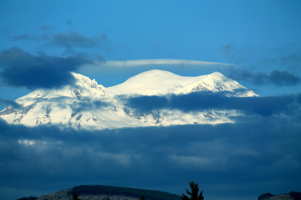 Mountain behind clouds by jankoos