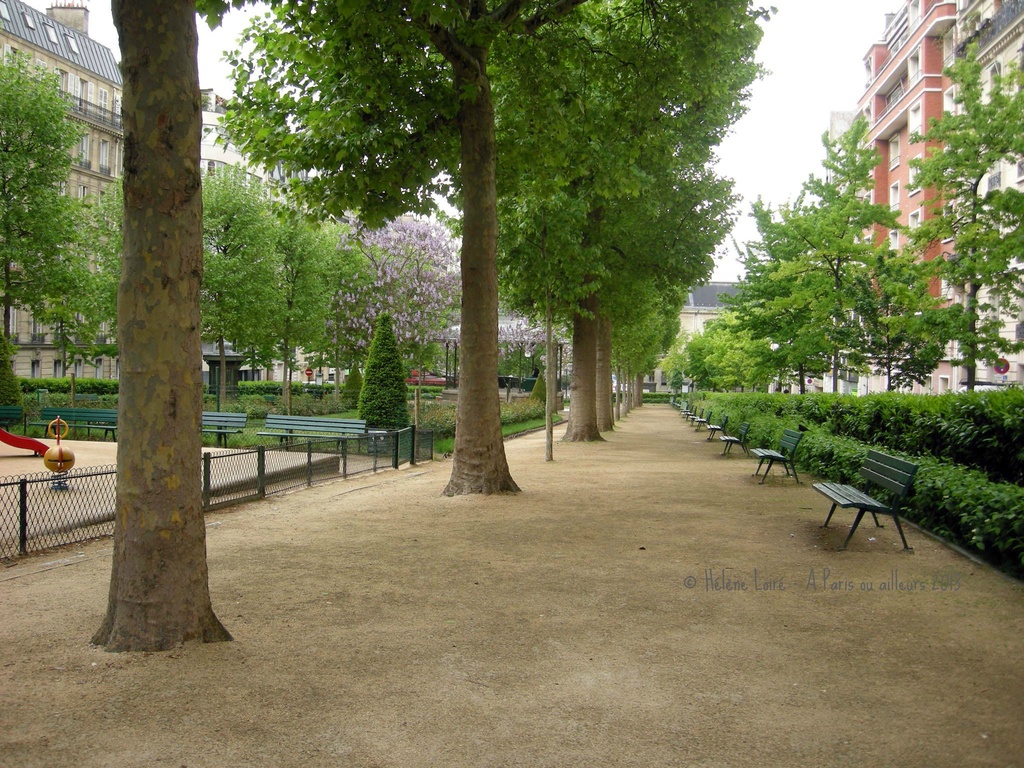 Empty park by parisouailleurs