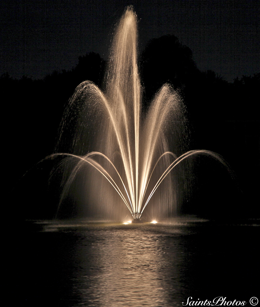 Night Fountain by stcyr1up