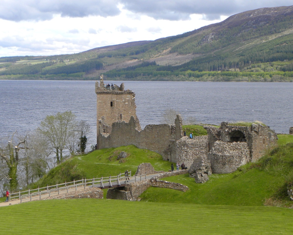 Urquhart Castle by oldjosh