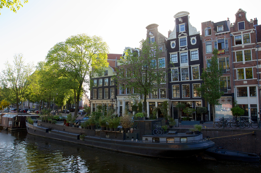 Houseboat in Amsterdam by jyokota