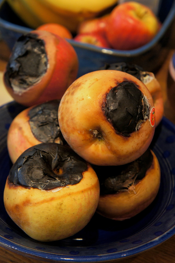 Burnt apples by boxplayer