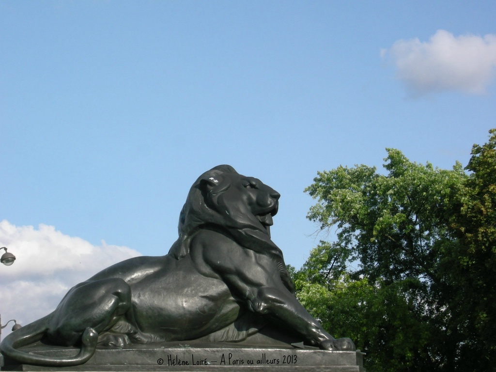 The lion statue by parisouailleurs