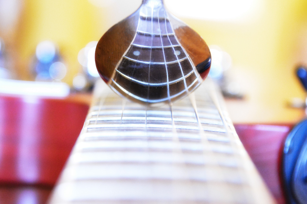 Guitar Spoonflection by dnszero
