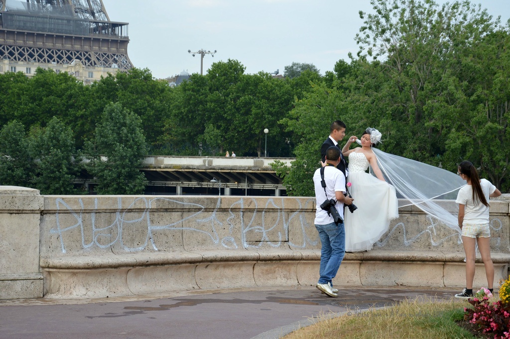 Wedding pictures by the Eiffel tower by parisouailleurs