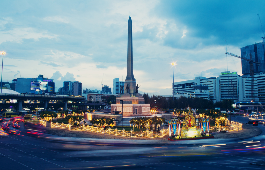 Victory Monument at Dusk by lily