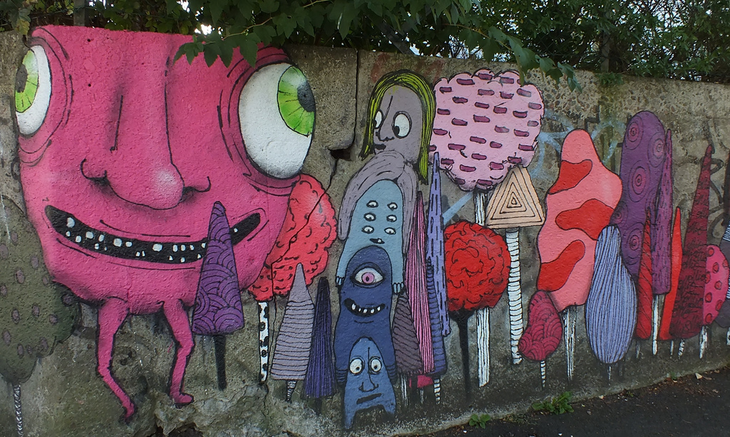 Alien street art by kiwinanna