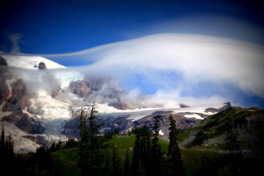 Lenticular Cloud Rising by jankoos