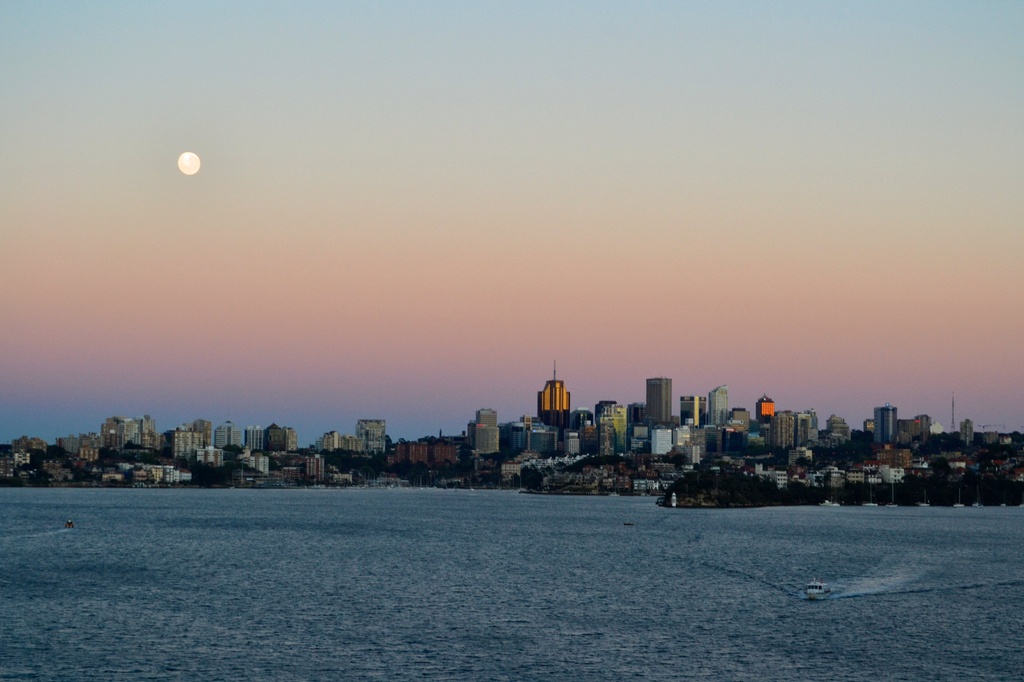 Moonset over Sydney by teodw