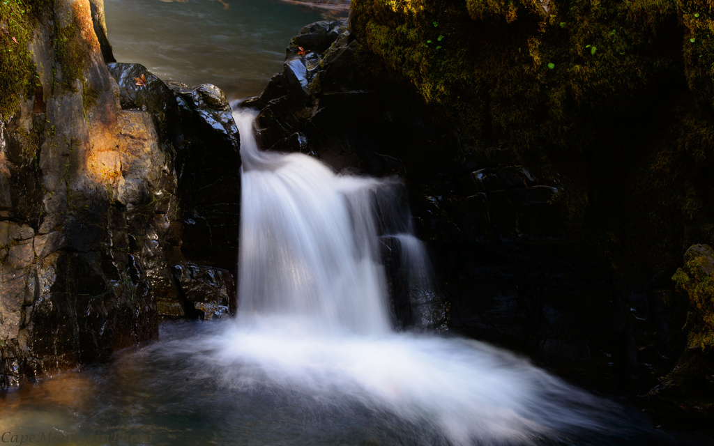 Susan Creek Falls  by jgpittenger