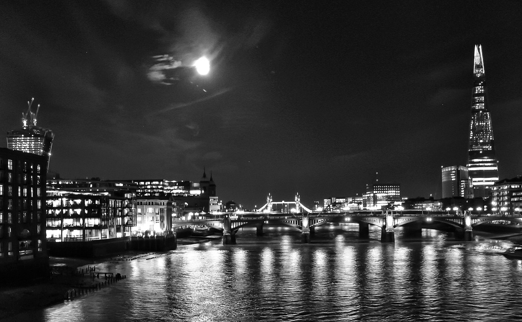 Full moon over the Thames... by streats