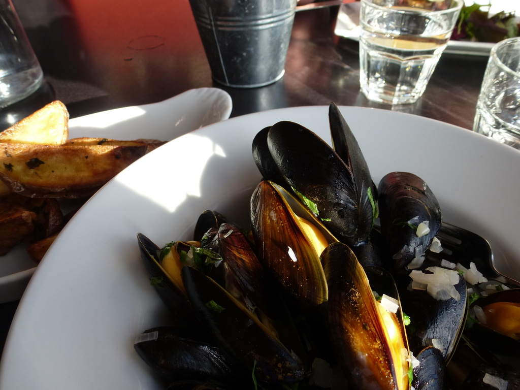 Cornish mussels and potato wedges... by quietpurplehaze
