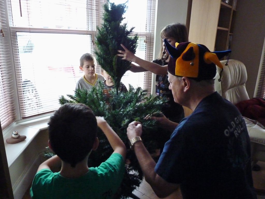 Assembling the tree by lellie