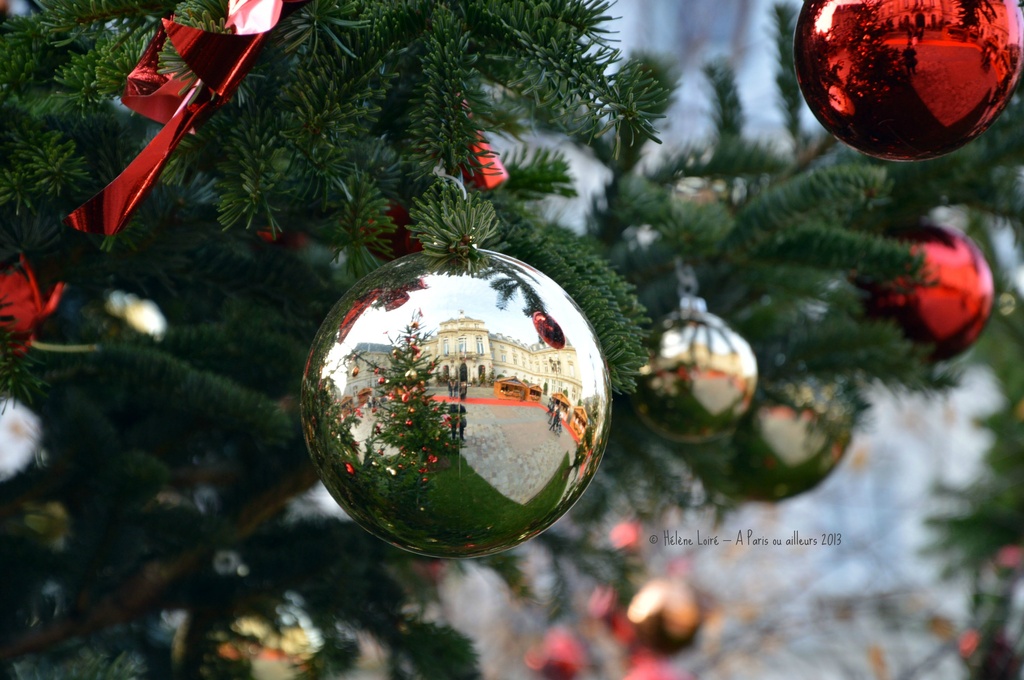 Christmas market in a ball by parisouailleurs