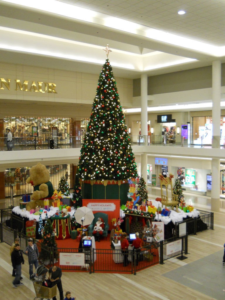 Christmas at the mall by kchuk