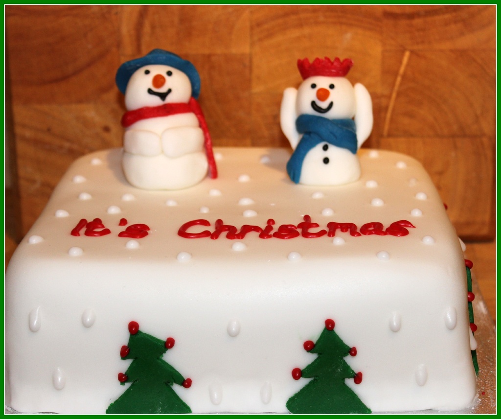 Christmas cake by bizziebeeme