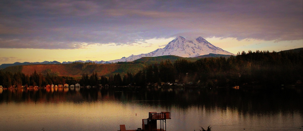 Mt Rainier from Clearlake by jankoos