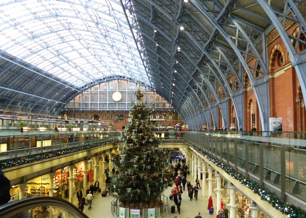 Christmas @ St Pancras Station by oldjosh