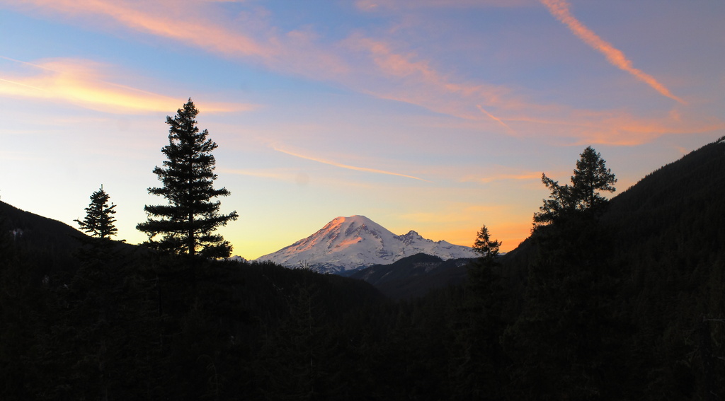 Mt Rainier Sunset from White Pass by jankoos