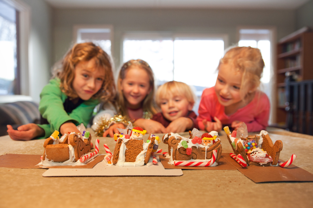 Gingerbread sleighs by kiwichick