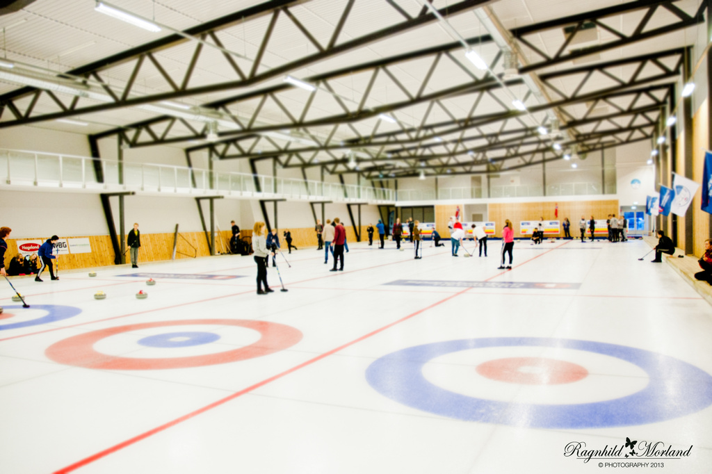 Curling by ragnhildmorland