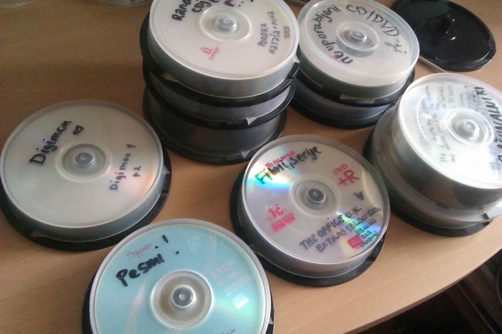 Arranging CDs by nami