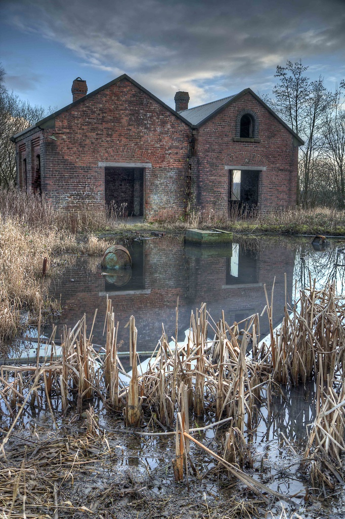 Disused Pump House.  by gamelee