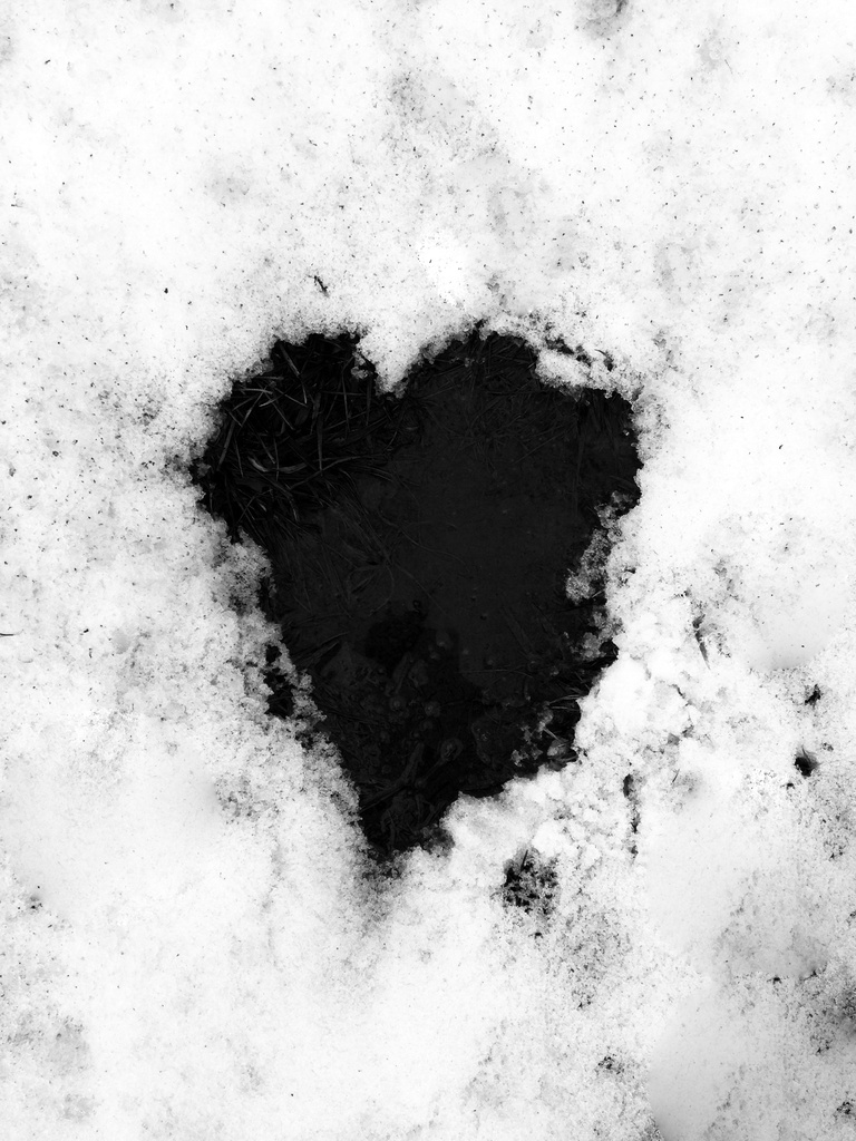 Snowy heart by loweygrace