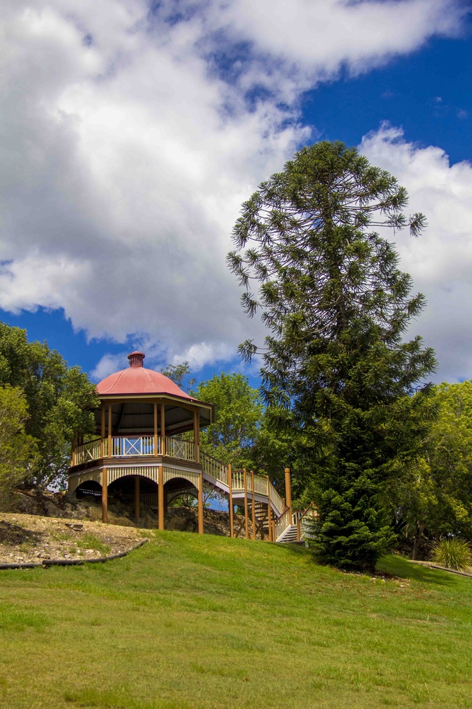 Queen's Park Lookout by corymbia