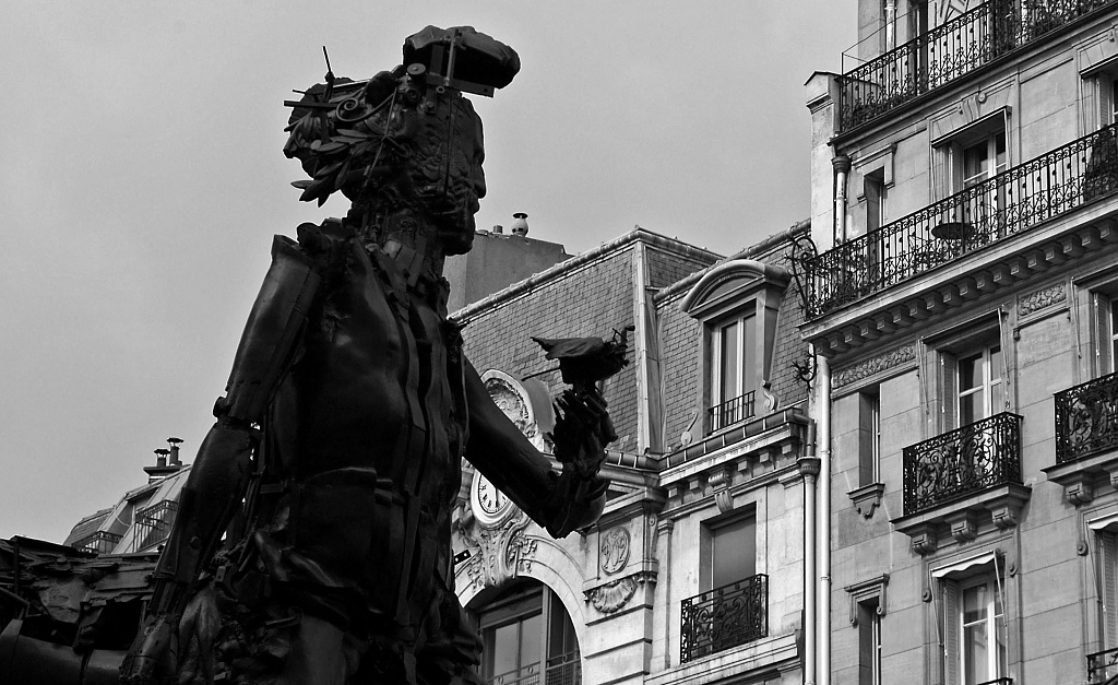 Lines & the statue by parisouailleurs