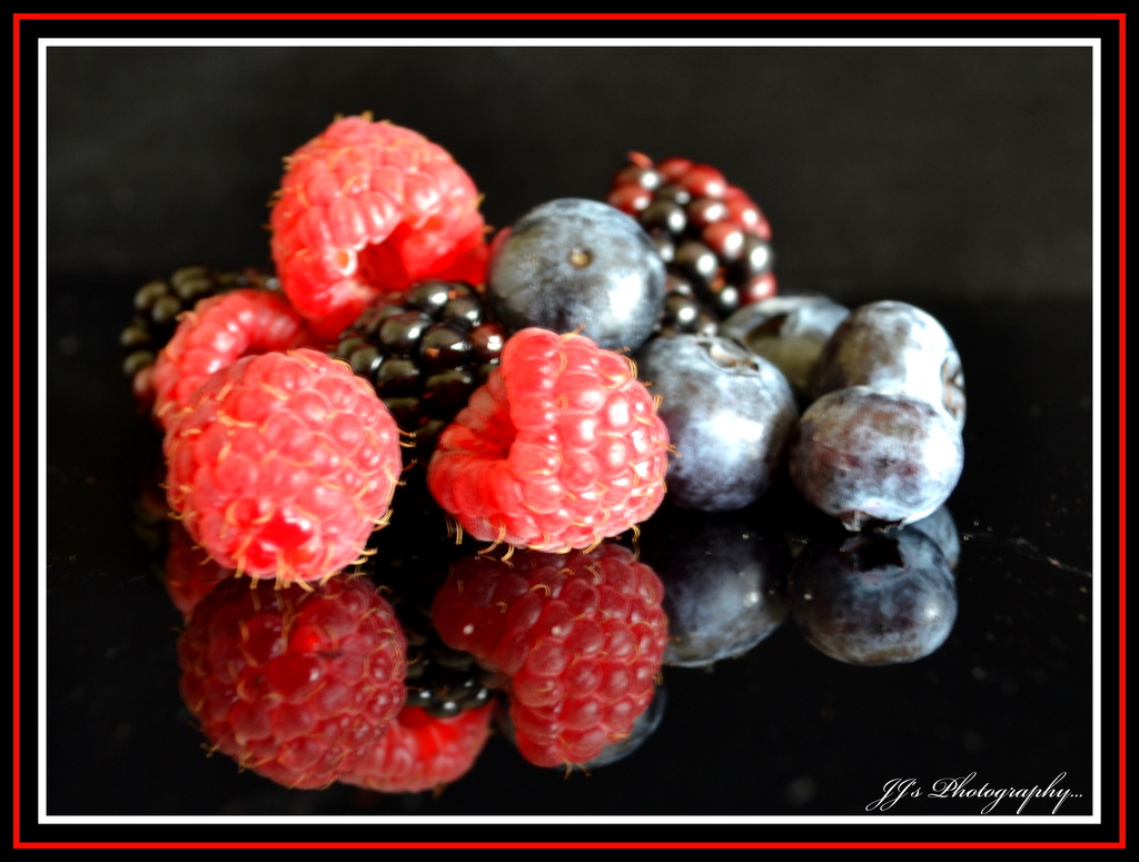 berries by julzmaioro