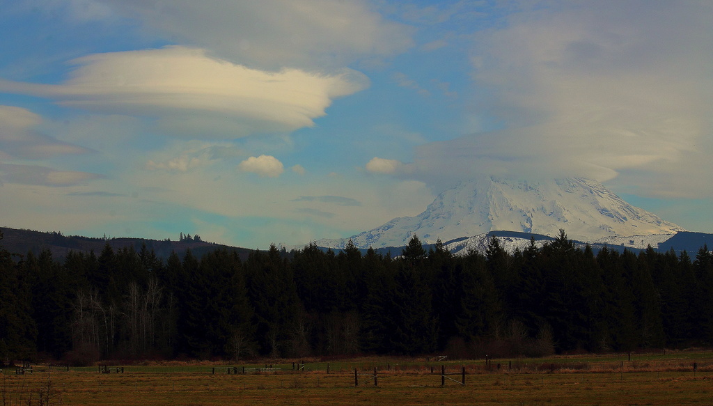 Mt Rainier with lenticular cloud by jankoos